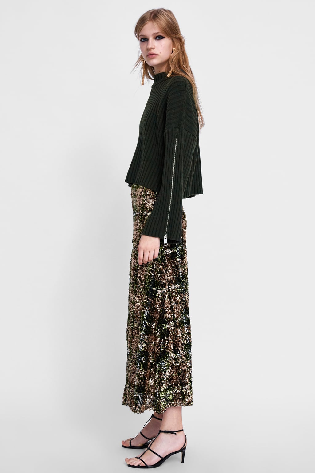 Jersey canalé de Zara con cremalleras con las mangas, cuello redondo y acabados en rib (29,95 euros).