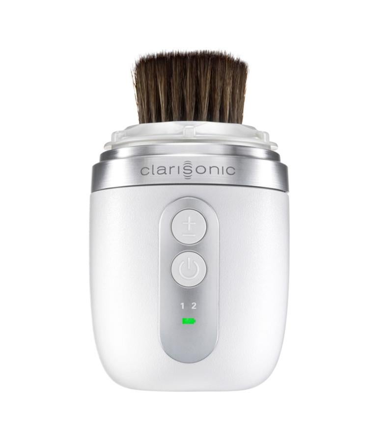 Este nuevo cabezal de Clarisonic está pensado para la aplicación del fondo de maquillaje. Se puede utilizar con diversos tipos, tanto en crema como líquido, incluidos fondo, corrector, contorno en crema/barra, iluminador o blush en crema. Cuenta con fibras antimicrobianas fáciles de limpiar. La idea es usar primrero el cabezal de limpieza delcepillo facial y a continuación aplicar el fondo de maquillaje gracias a las micro oscilaciones del dispositivo. Precio: 255 euros (Clarisonic Mia Fit+Sonic Foundation Brush).