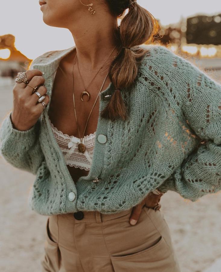 La famosa coleta de burbujas tampoco podía faltar en su lista de peinados imprescindibles para esta temporada. Y es que además de ser fácil de hacer está de plena tendencia y queda fenomenal. Sara Escudero ha elegido unas gomas finas parecidas a su color de pelo para que el resultado se vea mucho más natural ¡A qué esperas para ponerlo en práctica!