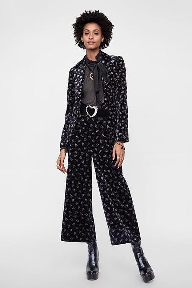Traje de terciopelo con estampado de flores, de Zara.