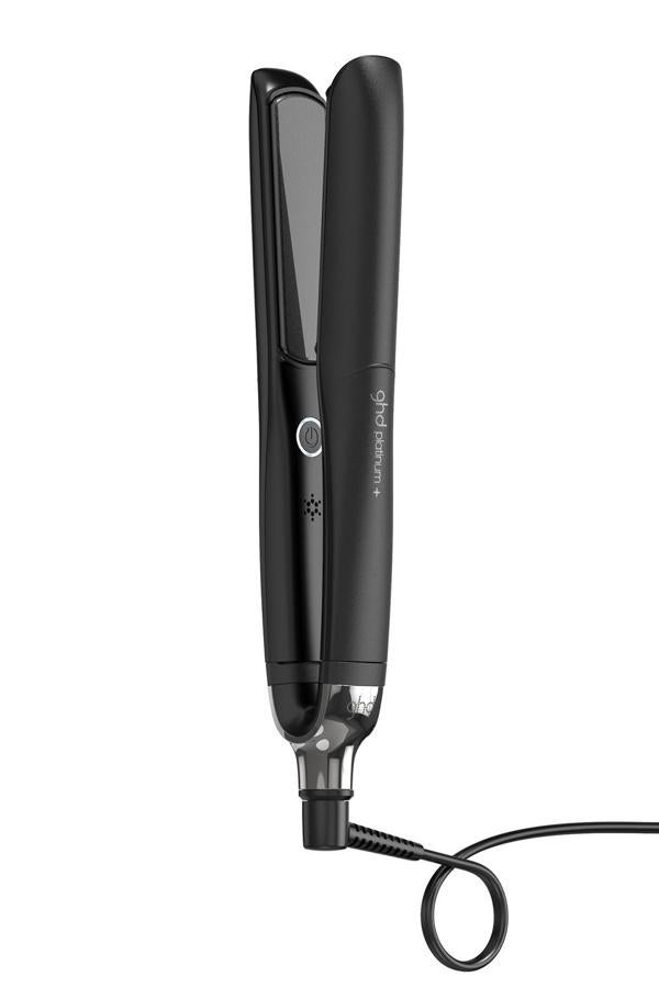 Una de las planchas más sofisticadas de la prestigiosa firma GHD, cuyas herramientas de "styling" se diseñan especialmente para no estropear el cabello, incluso en los usos más intensivos. Este modelo Platinum está pensando para lograr un "hair glass" digno de Instagram: su tecnología Ultra-zone predictiva para un control total de la temperatura deja el pelo suave, fuerte, sano y ultra brillante. Precio: 265 euros.