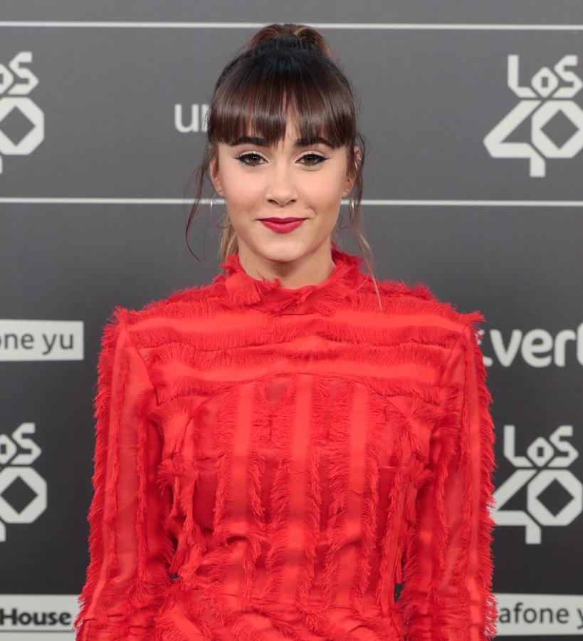 El delineador negro –pegado al nacimiento de las pestañas y sobrepasando el rabilo del ojo– forma la mejor pareja con un labial de color rojo. Este tándem es perfecto para lucir una imagen sexy y moderna, y que favorece a todo el mundo. Aitana lo combina con coleta alta y su característico flequillo, que aportan un aire muy fresco al acabado final.