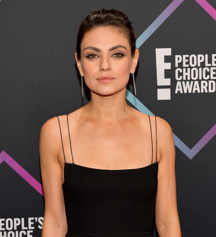 Aunque quieras centrar el foco de tu maquillaje en tus ojos, no es extrictamente necesario maquillarlos en exceso. Si no, fíjate en Mila Kunis, que con tan solo usar un lápiz negro en la línea de agua, unas sombras en color topo, bien difuminadas, y una buena máscara de pestañas, es capaz de dirigir toda la atención a su las mirada.