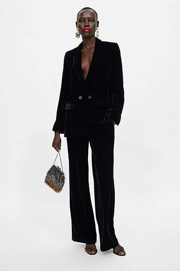 En este caso, el pantalón es más suelto y con goma en la cintura (39,95 euros el pantalón y 59,95 euros la blazer).