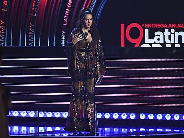 Rosalía durante su discurso al recoger uno de los Grammy Latinos que le dieron, el de mejor Fusión/Interpretación Urbana por "Malamente".