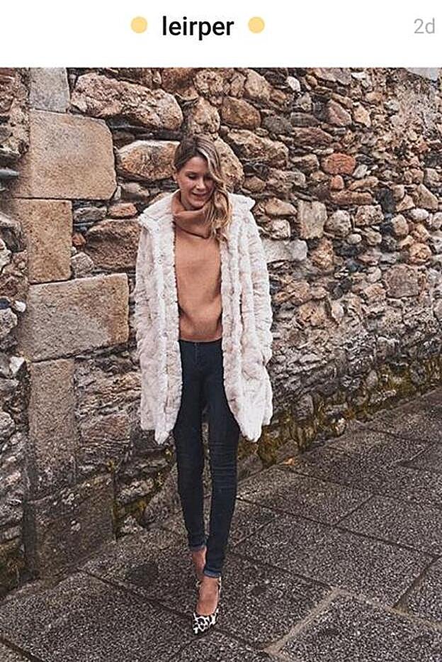 El color camel es el claro protagonista de este modelo de la firma.