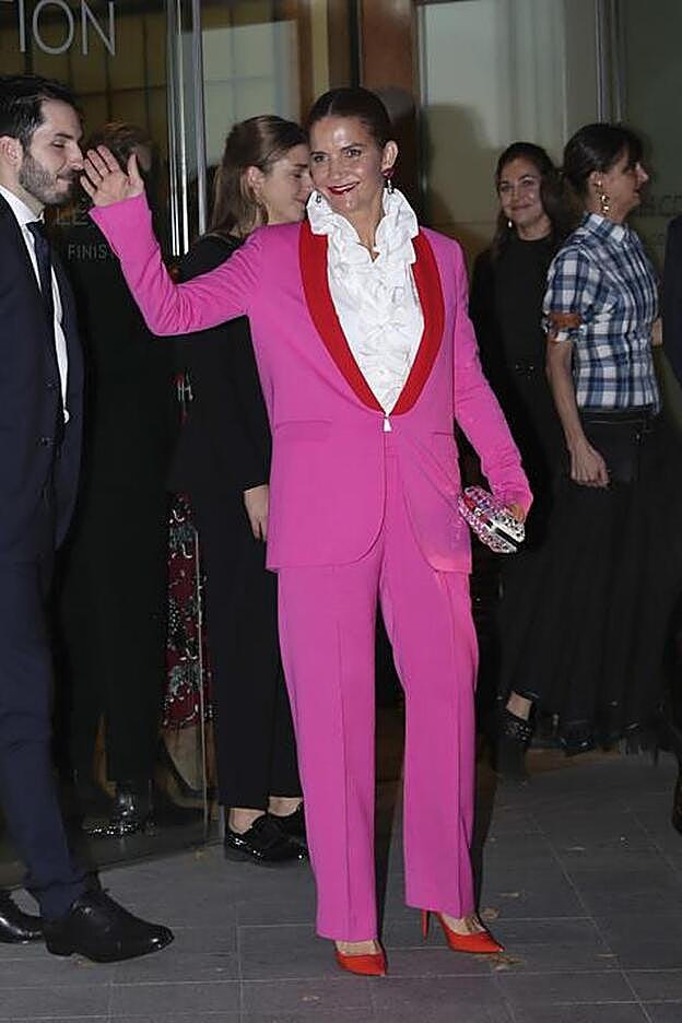 Samantha Vallejo-Nájera iba espectacular con este traje de chaqueta fucsia.