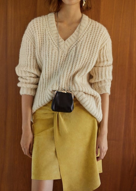 Mini bolso con cadena de Mango: 9,99 euros.