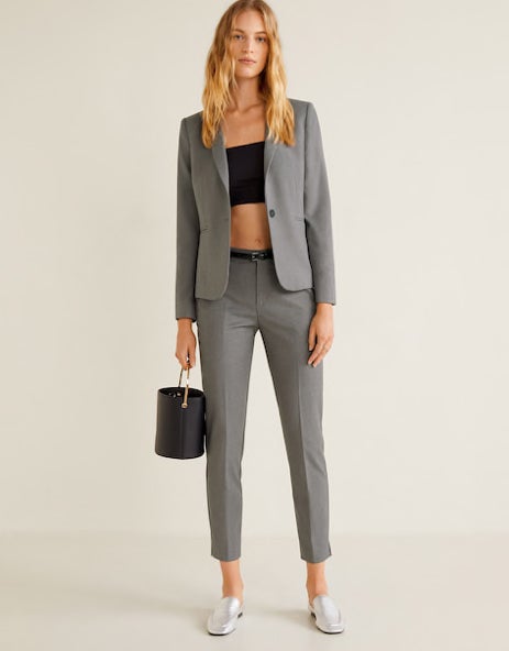 Pantalón recto con cinturón: 25,99 euros en Mango.