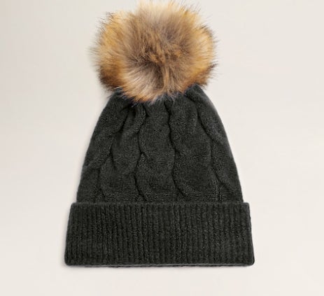 Gorro con pompón de Mango: 12,99 euros.