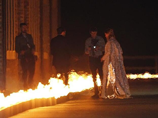 Marta Ortega en el recinto de Casas Novas preparado con antorchas para la ocasión.