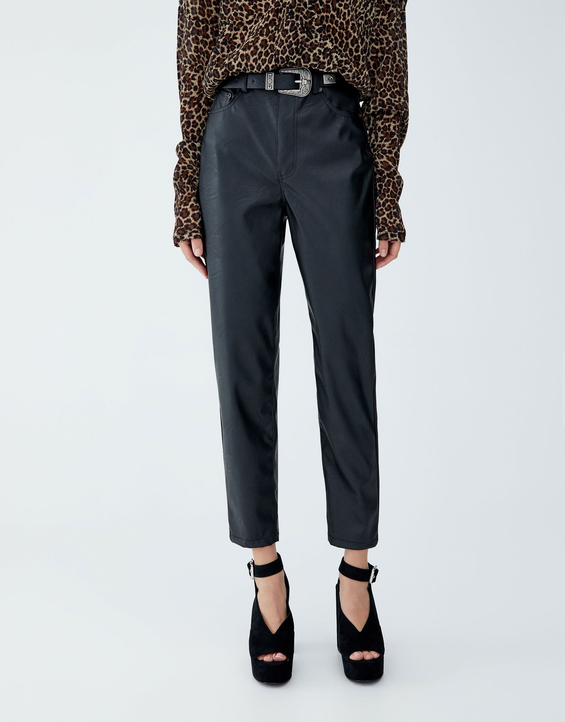 Pantalón mum fit efecto piel de Pull&Bear: 25,99 euros.