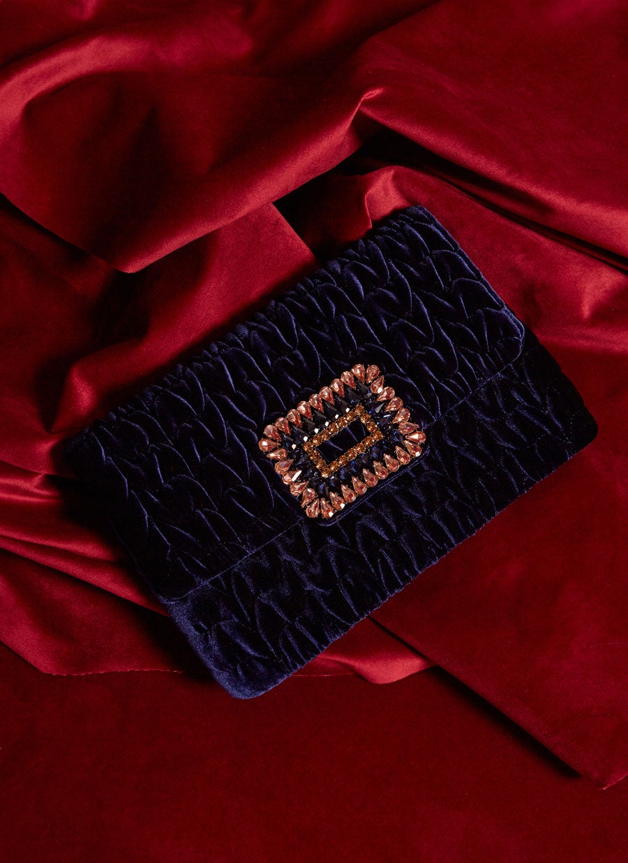 Bolso sobre acolchado con hebilla de joya de Uterqüe: 89 euros.