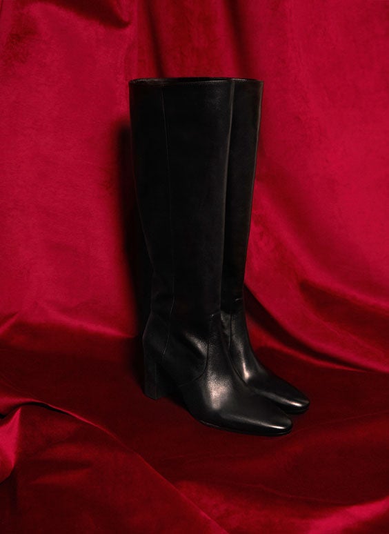 Bota alta de piel: 179 euros en Uterqüe.