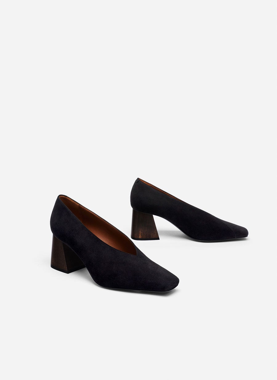 Zapato de ante con tacón de madera: 89 euros.