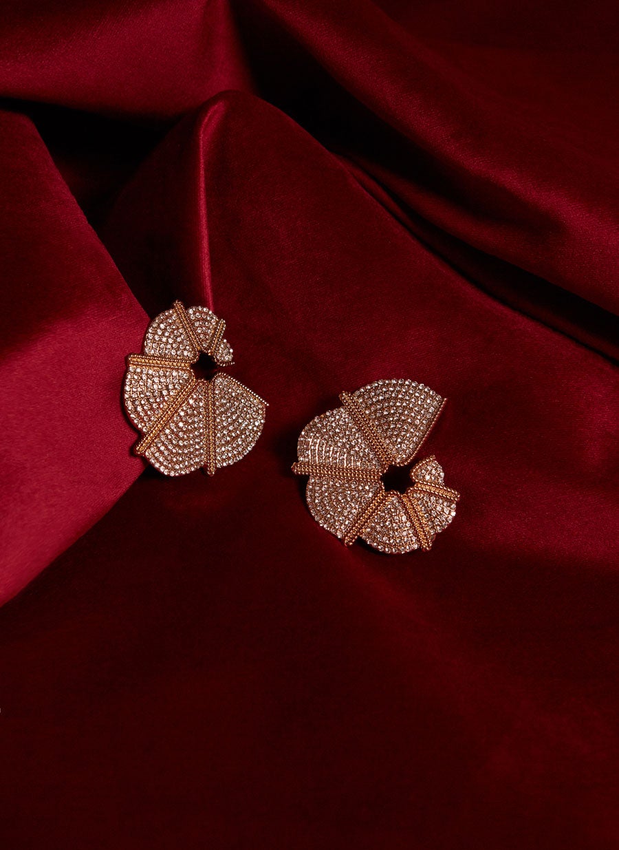 Pendientes con forma de caracola de Uterqüe: 49 euros.