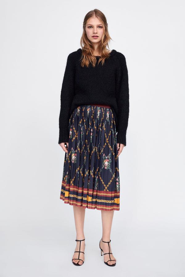 Con goma en la cintura y tonos azules y granates, de Zara (25,99 euros).