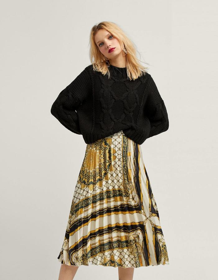 Falda midi plisada, de Stradivarius (29,99 euros).