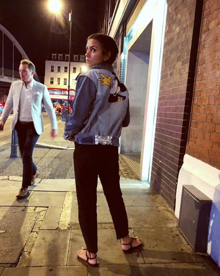 La presentadora de La Sexta fue la primera en ponerse una de las piezas más codiciadas de la colección de otoño de Desigual: esta cazadora vaquera con el ratón a la espalda (249 euros).