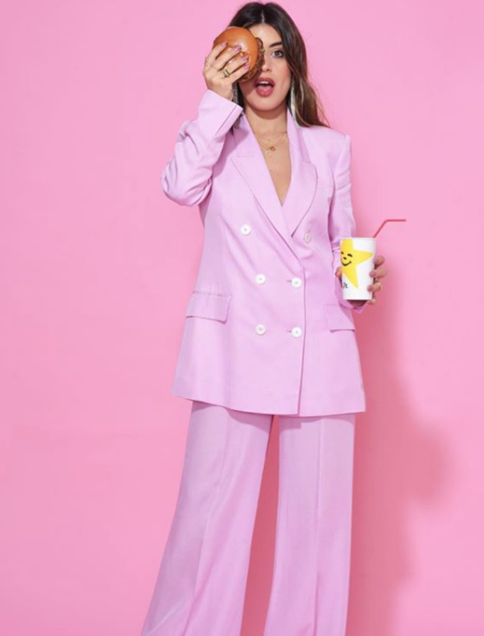 A veces, las famosas son contratadas por empresas para publicitar sus productos, como le ha sucedido a Aida Domenech con una cadena de hamburgueserías. A su favor juega un sentido mucho más afinado de cómo integrar la comida en una foto pop. Y lo que es más importante: ha tenido la delicadeza de no fingir que se está comiendo nada que no se pueda comer.