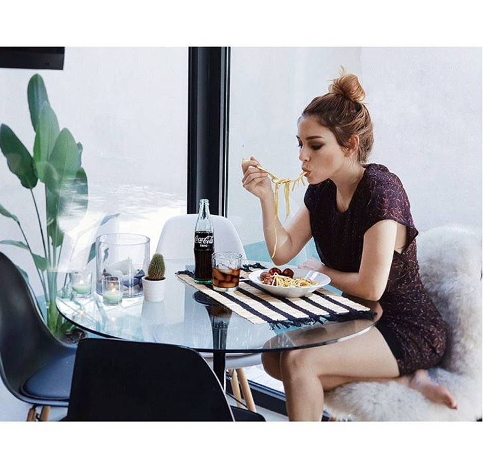 Otra fotografía patrocinada en la que, por desgracia, Blanca Suárez tuvo que fingir que se mete entre pecho y espada un plato de espaguetis con albódigas. Con lo que sufren las actrices españolas para no salirse de la talla del "showroom" (si quieren surcar las alfombras rojas y editoriales de moda impecable y gratuitamente vestidas, deben mantenerse en la 36-38), esta fiesta de carbohidratos con proteínas nos parece altamente improbable.