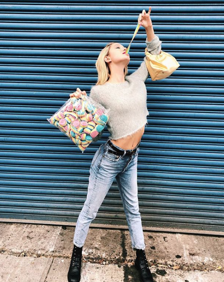 Uno de los casos más fascinantes en la nueva "jet set" global es el de Olimpia de Grecia, una "influencer" bastante célebre por una silueta que es más que escueta, mínima. Decidida a convertirse en icono de moda, la hija de Marie Chantal Miller y prima de nuestro Rey ha debutado en pasarela con Dolce & Gabbana, pero su esfuerzo se vuelca sobre todo en su perfil de Instagram