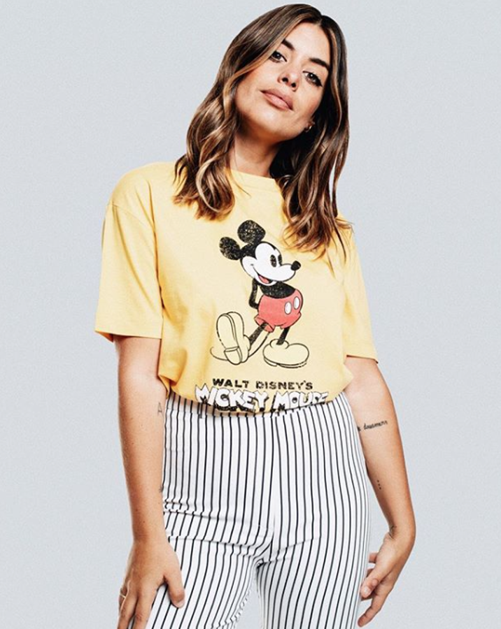 Aida Domenech cuenta con varias camisetas dedicadas al ratón Mickey en su tienda, aunque esta amarilla es la que nos parece más original (25 euros).
