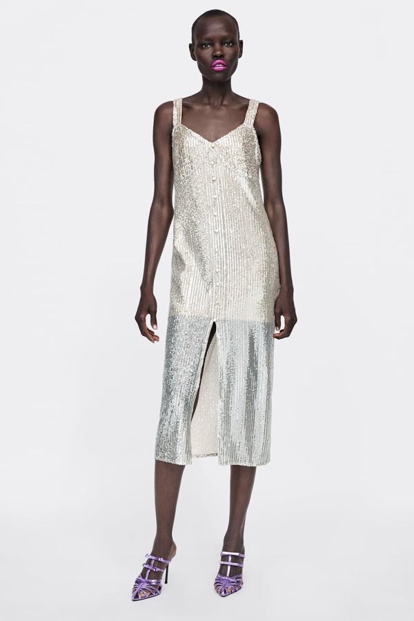 Vestido con escote pico, tirantes anchos y detalle de botones forrados en el frontal. La abertura delantera es espectacular (29,95 euros).