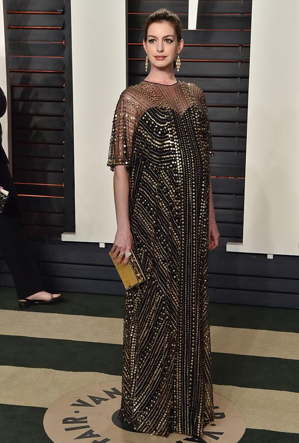 Una de las actrices más elegantes sobre la alfombra roja. Un vestido cómodo y perfecto para la ocasión con transparencias en la zona de los hombros y escote y con pedrería incrustada.