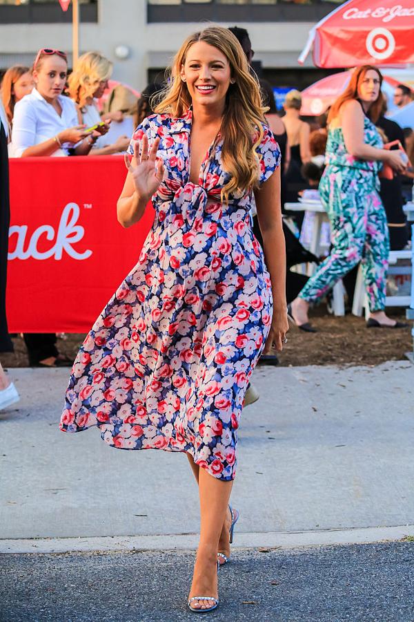 Sin duda, toda una referencia de estilo en looks premamá es Blake Lively porque su estilo como embarazada siempre nos ha encantado y aquí una prueba con un sencillo vestido midi de estampado floral.