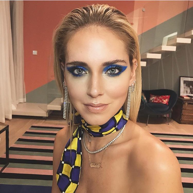 No sabemos qué nos gusta más, si el peinado wet o el ahumado azul que potencia la mirada al 100%. Chiara Ferragni lució este look beauty en un evento de Versace. Para lograr el efecto mojado en el cabello, utiliza un productos fijador en gel o en cera y peina desde la raíz en la dirección deseada.