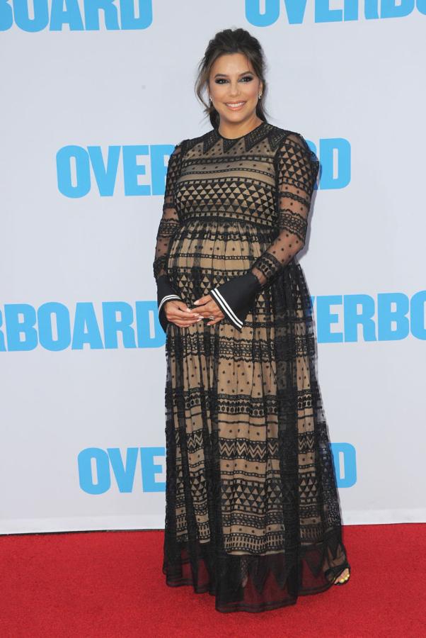 Una buena elección este vestido con estapados geométricos en color nude y negro con detalles en los brazos de tul.