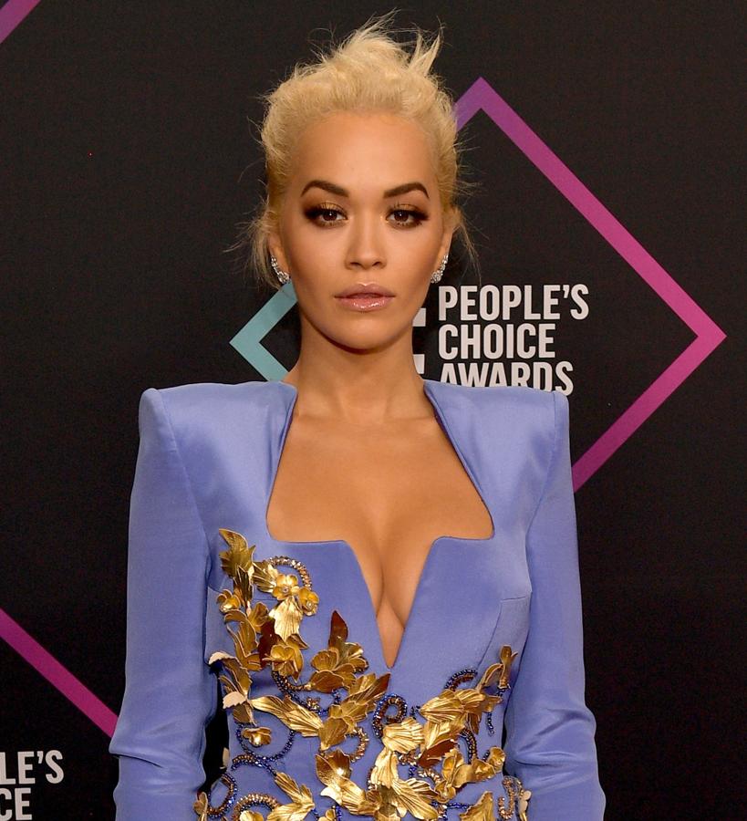 Es el rey de la alfombra roja y del ‘street style. La sencillez, frescura y lo fácil que es hacerse un moño despeinado han encumbrado a este peinado hacia el éxito. Tienes dos opciones: alisarte el pelo y dejarlo tal cual o aplicar spray texturizante para que los mechones sobrantes tengan más cuerpo, como ha hecho Rita Ora.