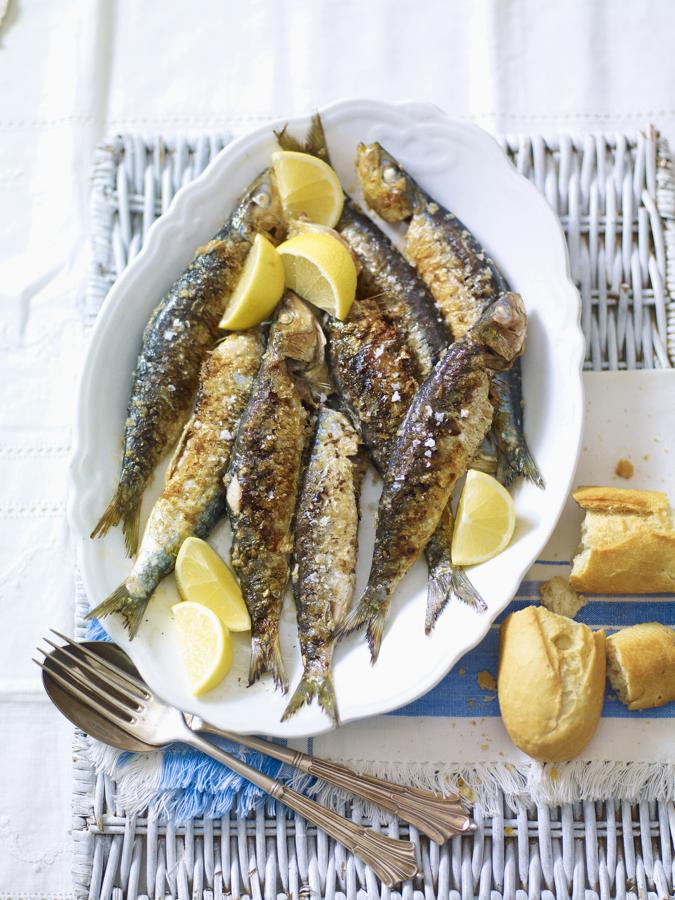 El pescado azul nos proporciona una gran cantidad de proteínas, vitaminas D y B y además ácidos grasos Omega 3, muy beneficiosos para reducir el colesterol y favorecer la acción antiinflamatoria.