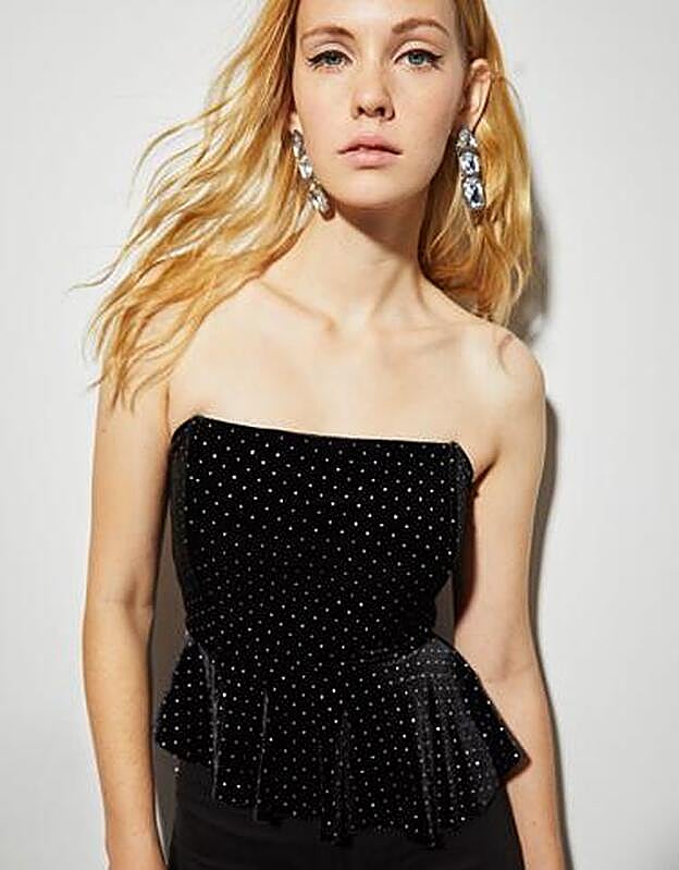 Top de tercipelo de Bershka. (17,99 euros).