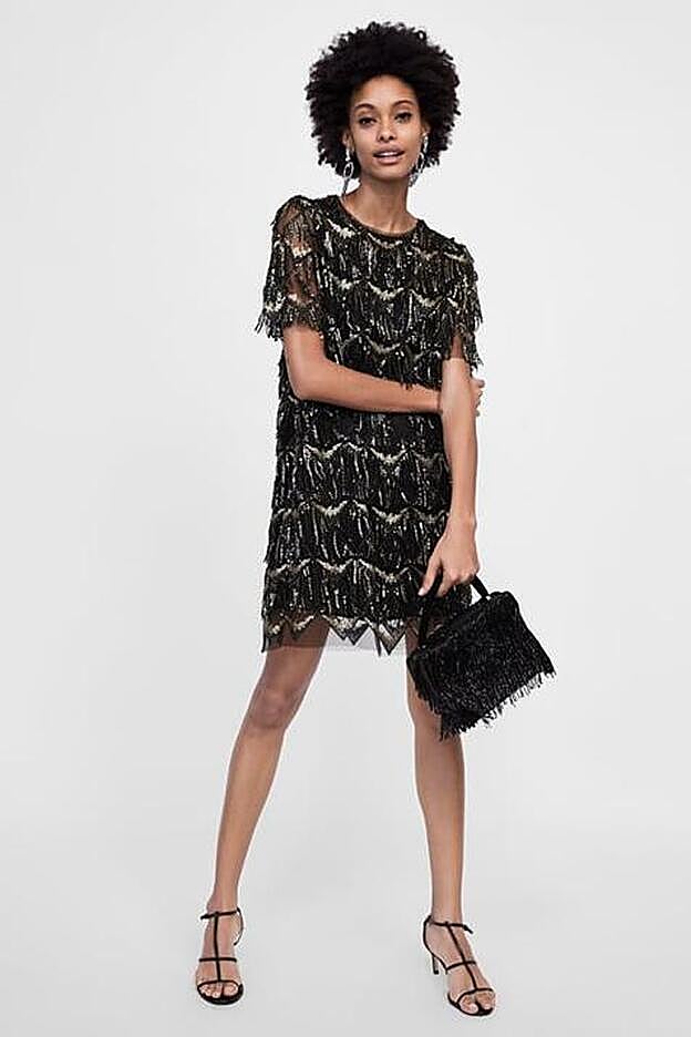 Vestido de cuello redondo y manga corta. Detalle aplicación de flecos combinados a contraste con lentejuelas, 39,95 euros.