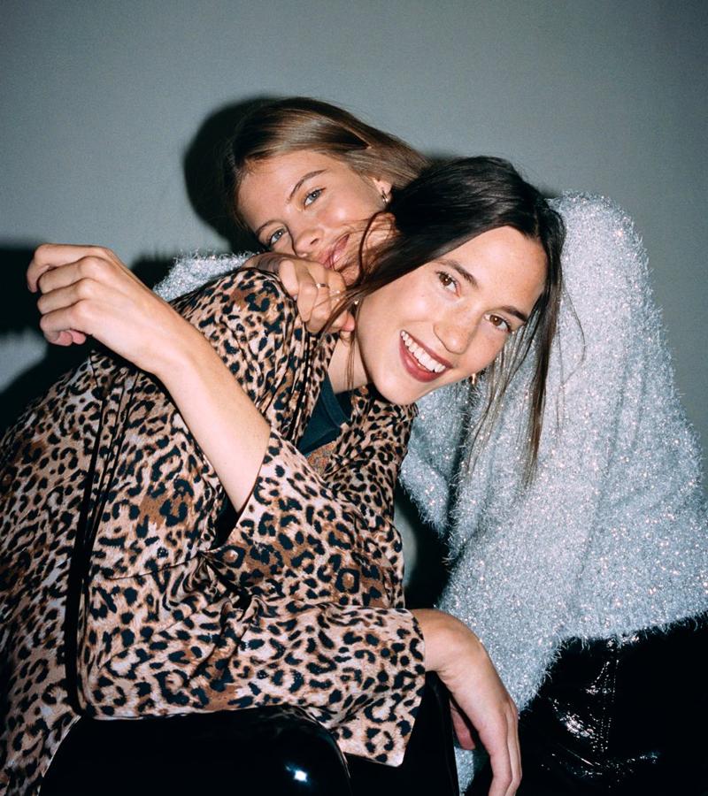 A la derecha, jersey de pelo de fiesta (25,99 euros), falda mini de charol con cinco bolsillos (19,99 euros). A la izquierda, "blazer" de leopardo (25,99 euros).