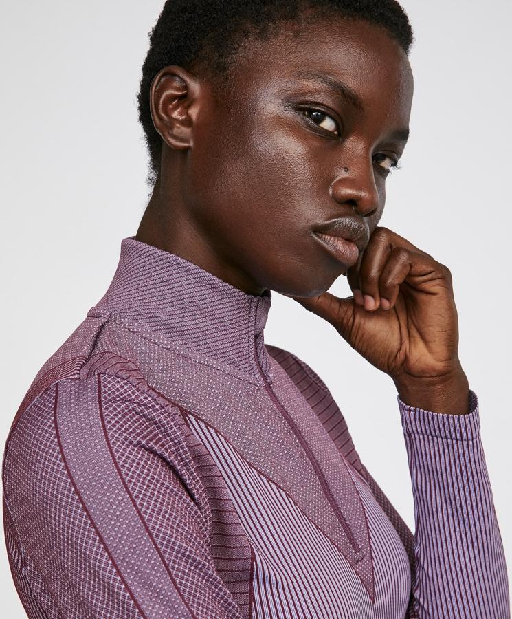 Camiseta técnica con cuello alto y cremallera (22,99 antes del Black Friday).