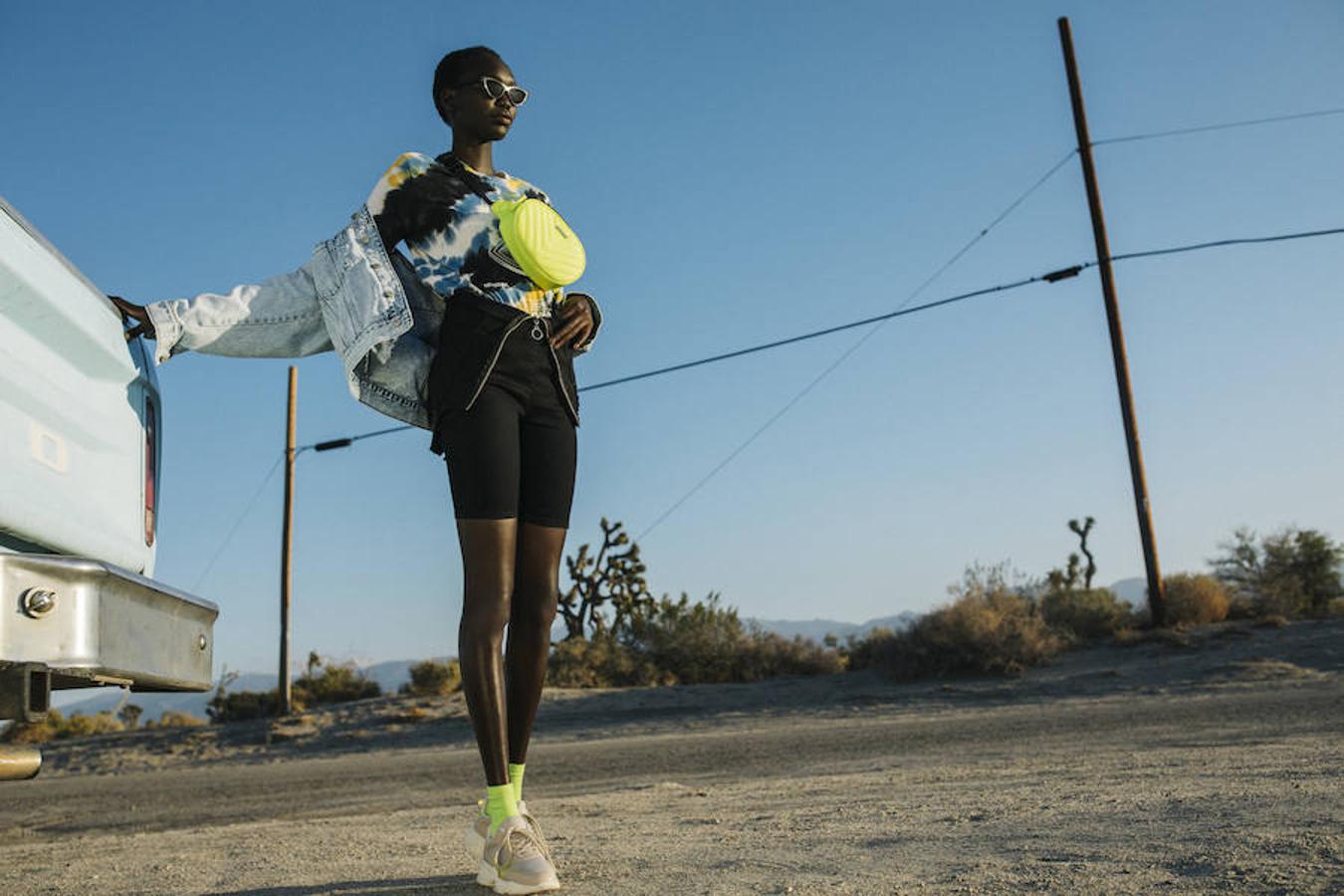 La California de los '50 que retrata Cole Spouse en la nueva campaña de Primark también tiene toques muy ochenteros en forma de colores flúor, estampados psicodélicos y sí, otra vez pantalones ciclistas.