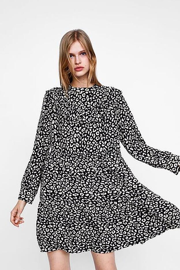Vestido de Zara, en blanco y negro (29,95 euros).