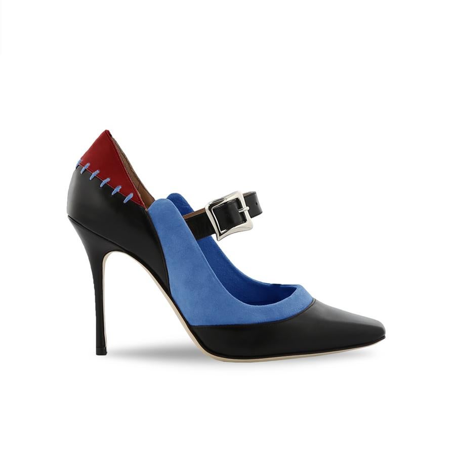 Manolo Blahnik: zapato de tacón en piel y cuerpo con hebilla.