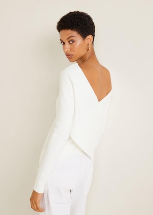 Otra versión del jersey blanco, con un punto más fino y ajustado al cuerpo y precioso cruzado en la espalda (Mango 22,99 euros).