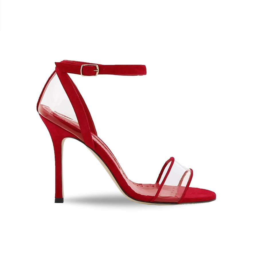 Manolo Blahnik: sandalia de tacón roja con detalles transparentes.
