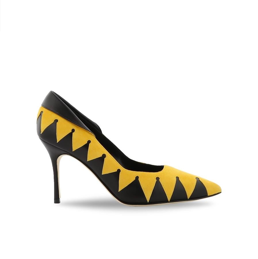 Manolo Blahnik: zapato de tacón negro y amarillo.