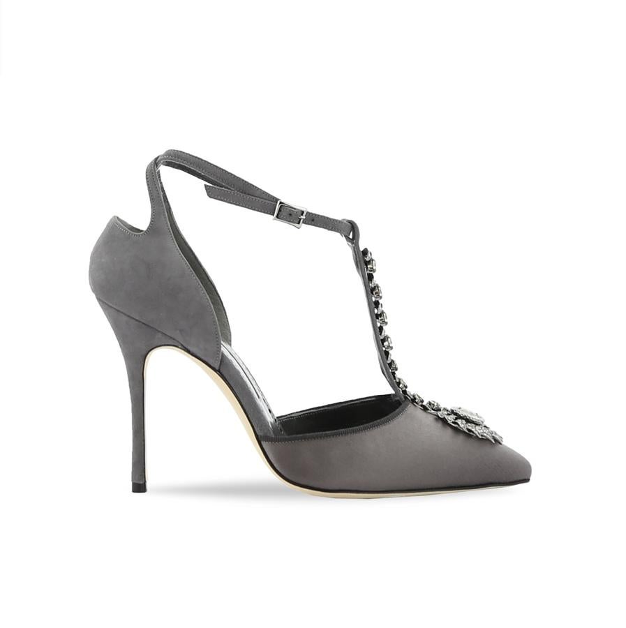 Manolo Blahnik: sandalias de tacón gris con detalle de pedrería en el empeine.