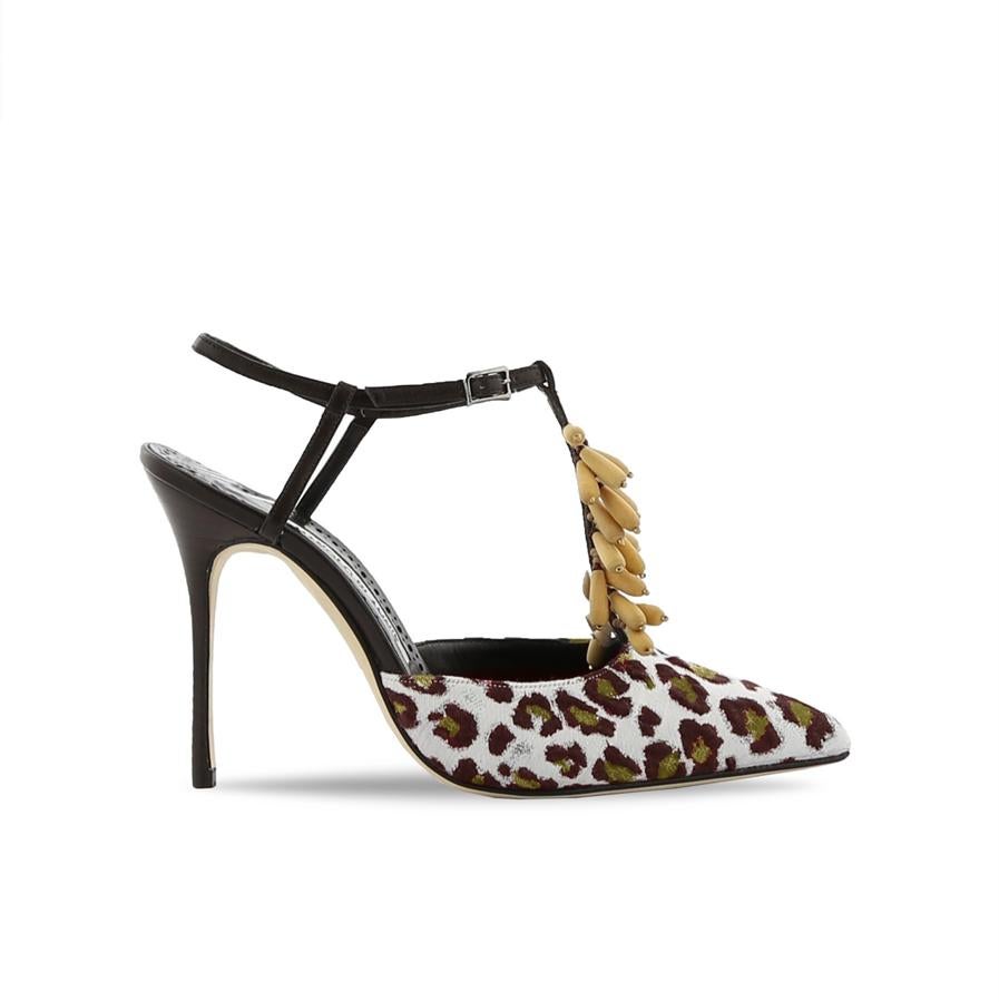 Manolo Blahnik: zapato de tacón abierto con estamapado animal print y detalle en el empeine.