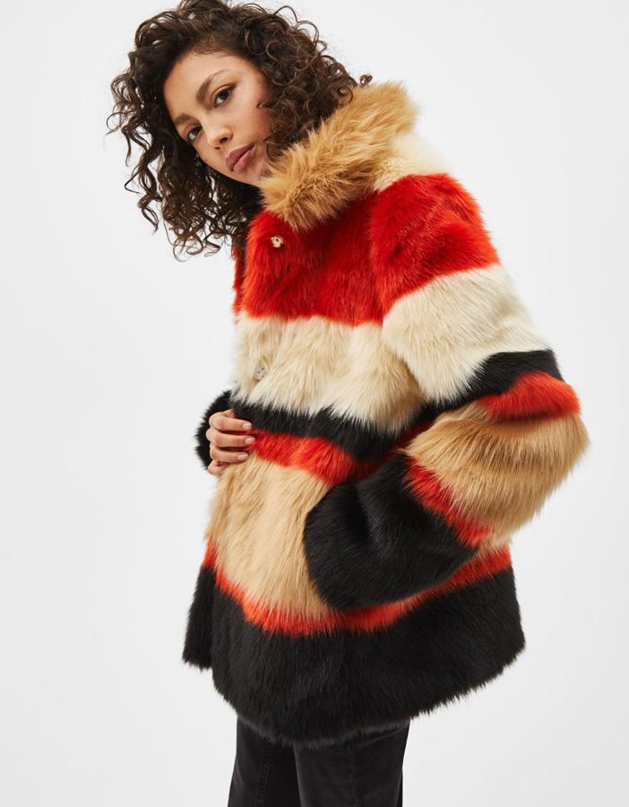 Abrigo de pelo en color block con cuello envolvente, bolsillos laterales y cierres con corchete de Bershka (79,99 euros).