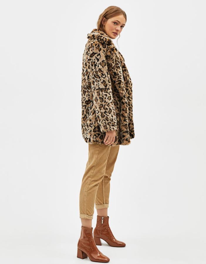 Uno de los básicos de la temporada: pelo sintético a imitación del leopardo, con cuello con solapa, bolsillos laterales y cierre con corchetes (Bershka, 59,99 euros).