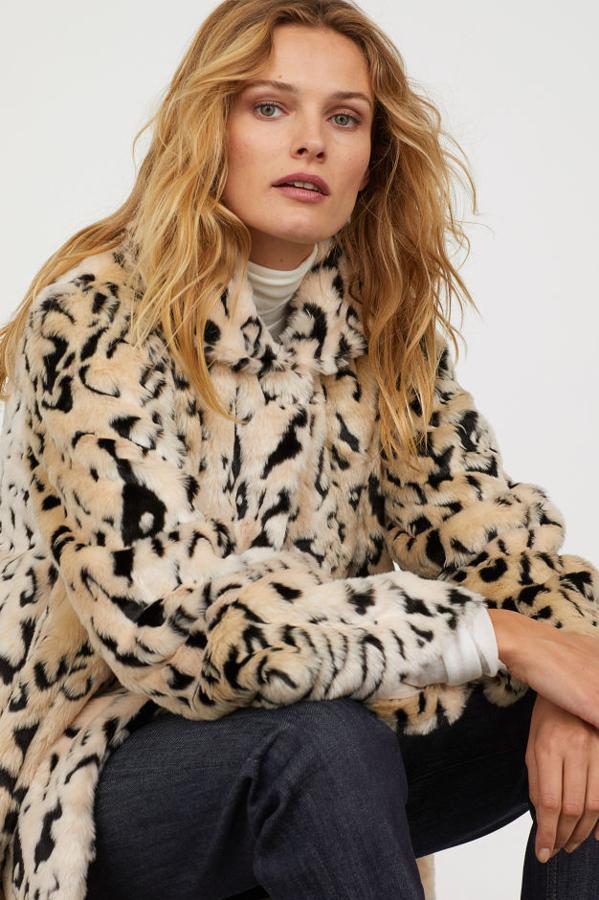 Precioso abrigo de pelo sintético que apuesta por los tonos más claros del estampado animal. Es de H&M (99 euros).