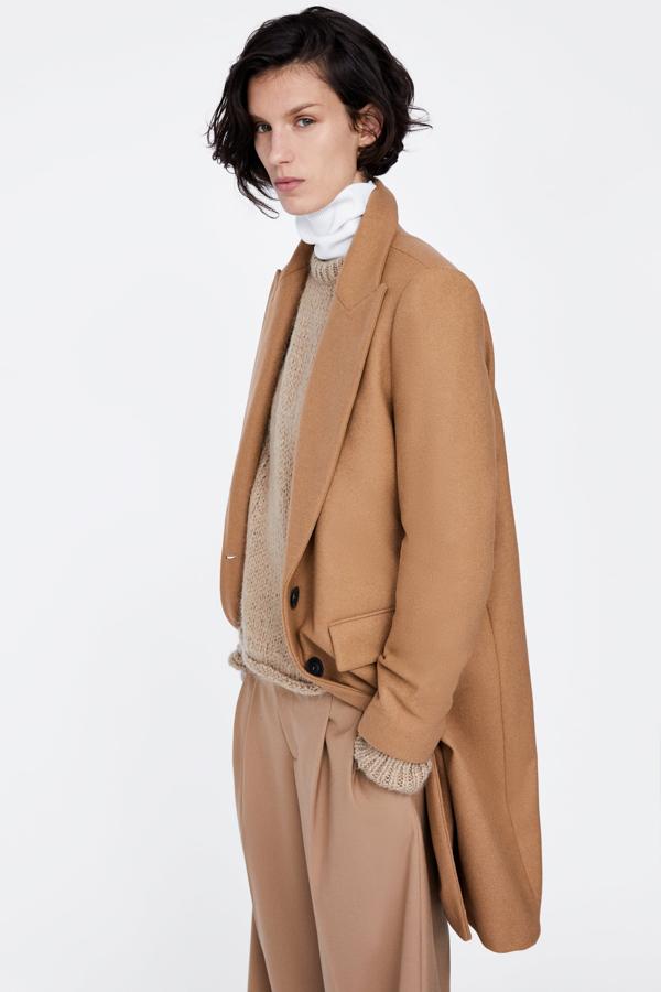 Zara tiene una colección entera de abrigos cámel. El precio de este antes de los descuentos y ofertas del Black Friday es de 79.95 euros.